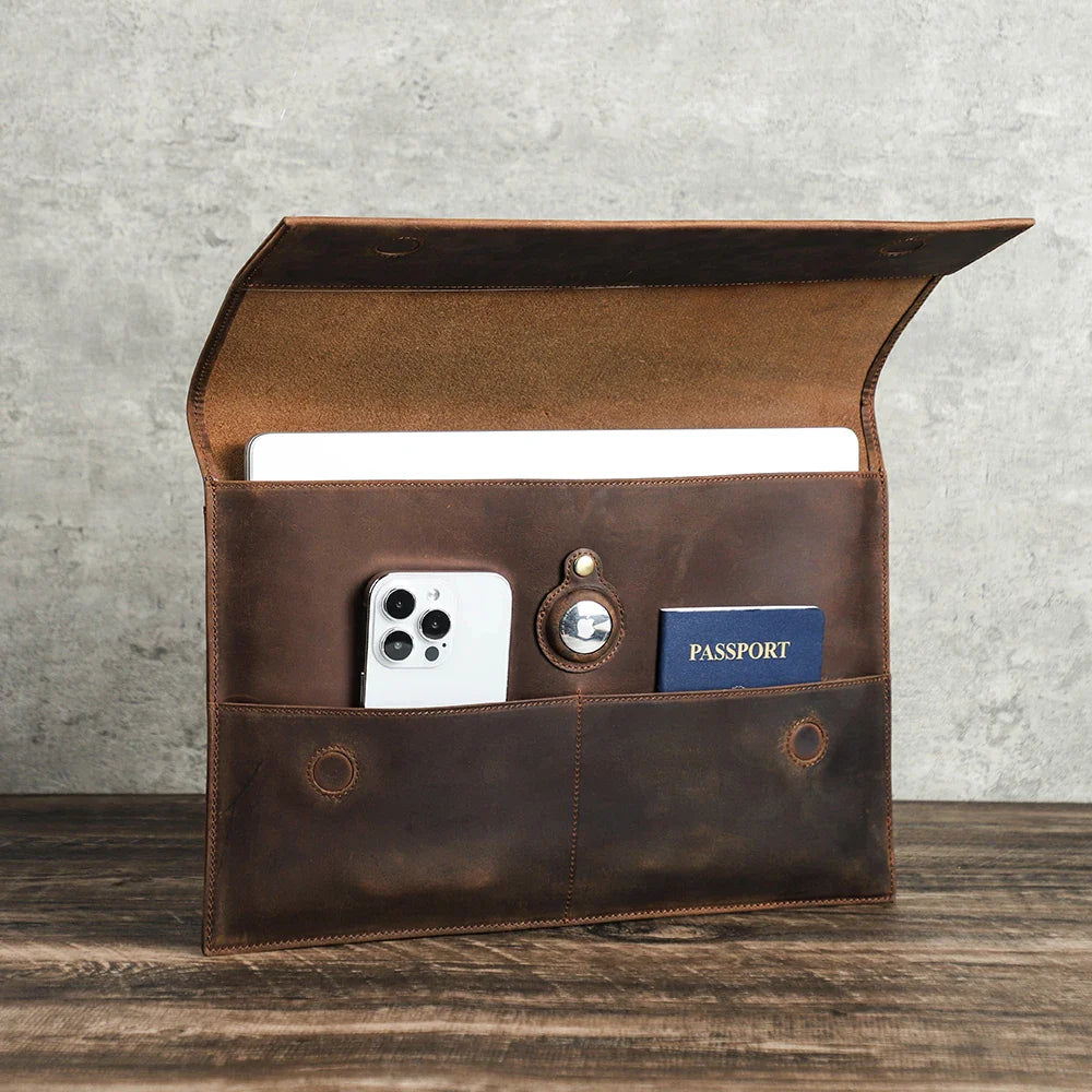 Étui pour MacBook Pro/Air avec porte-AirTag et rangement marron