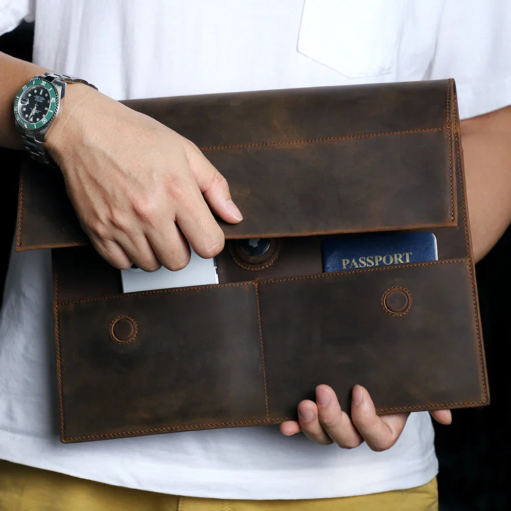 Étui pour MacBook Pro/Air avec porte-AirTag et rangement marron2